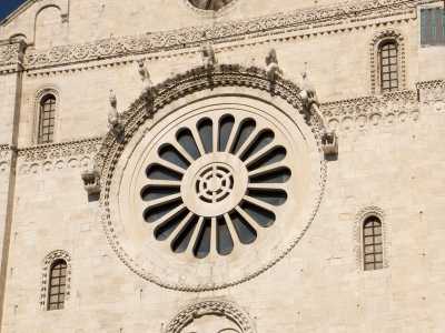 Anche il rosone della Cattedrale fu rifatto da zero per andare a sostituire il finestrone installato in epoca barocca